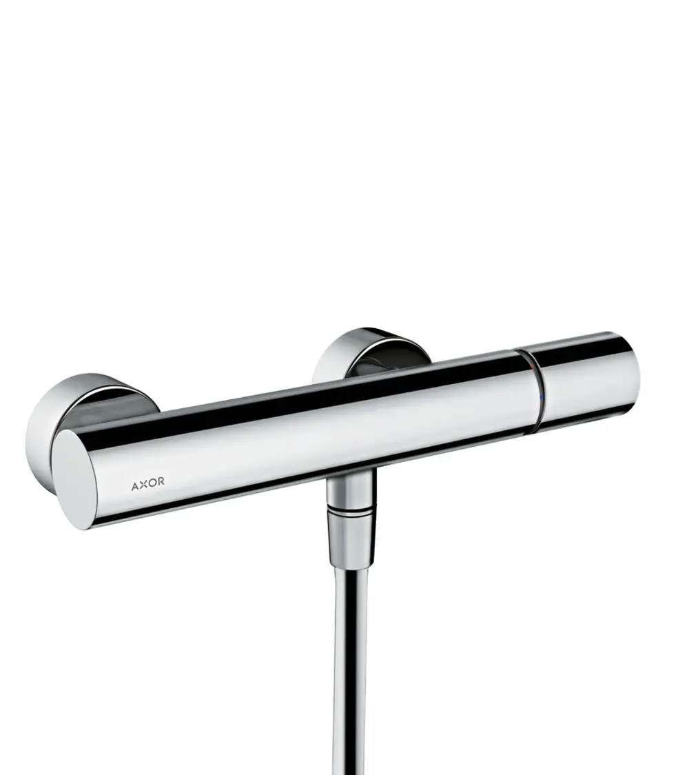 Brausemischer von AXOR, mit einem schlanken, verchromten Design und einem zentralen Hebel zur Steuerung von Wasserfl flow und Temperatur. An der Wand montiert.